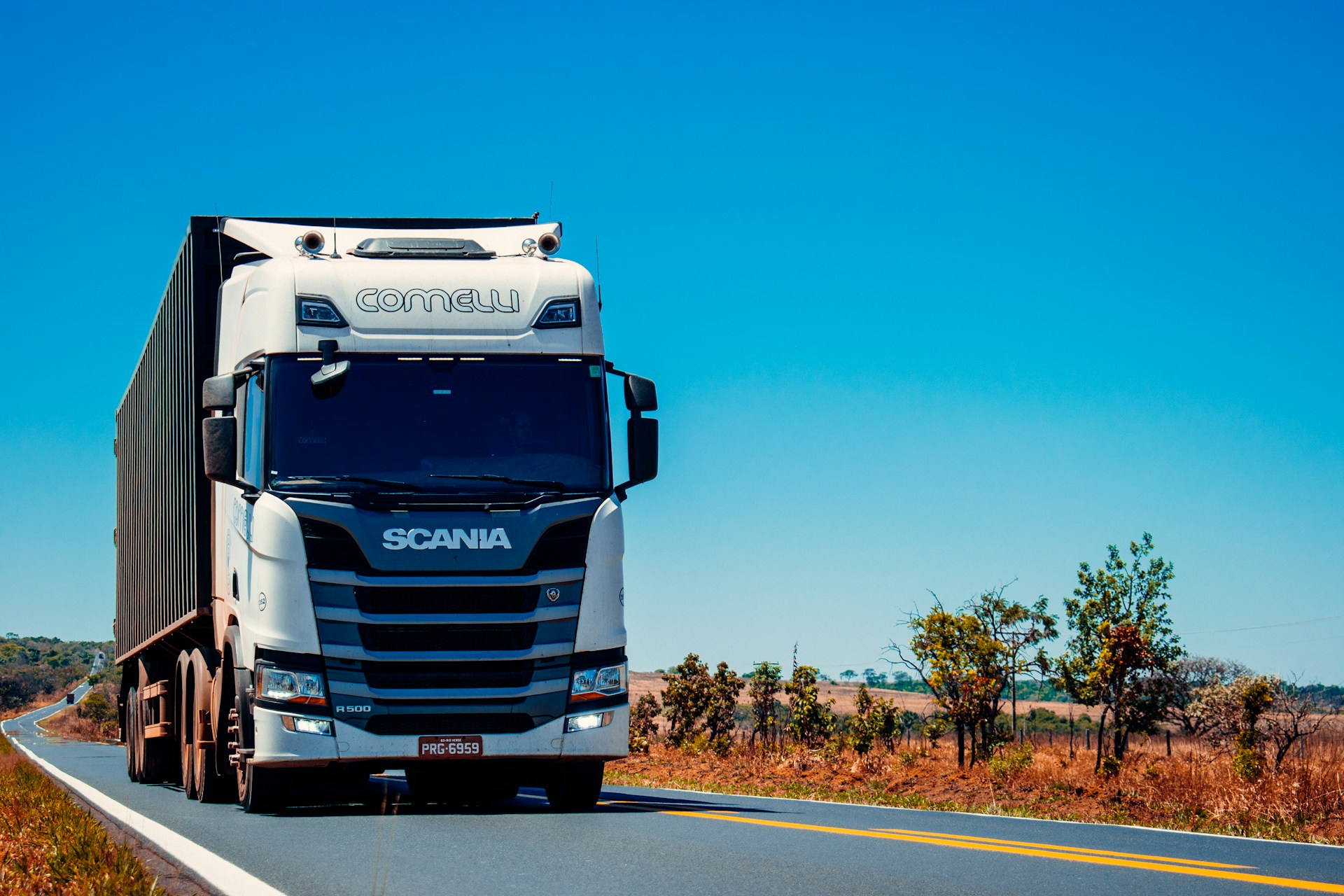 Specialized 18.5m truck carrier transporting multiple vehicles securely across cities